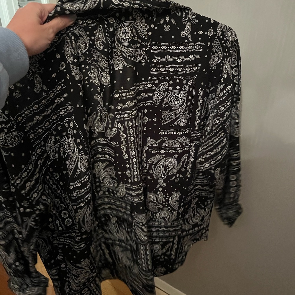 Black & white button down blouse.